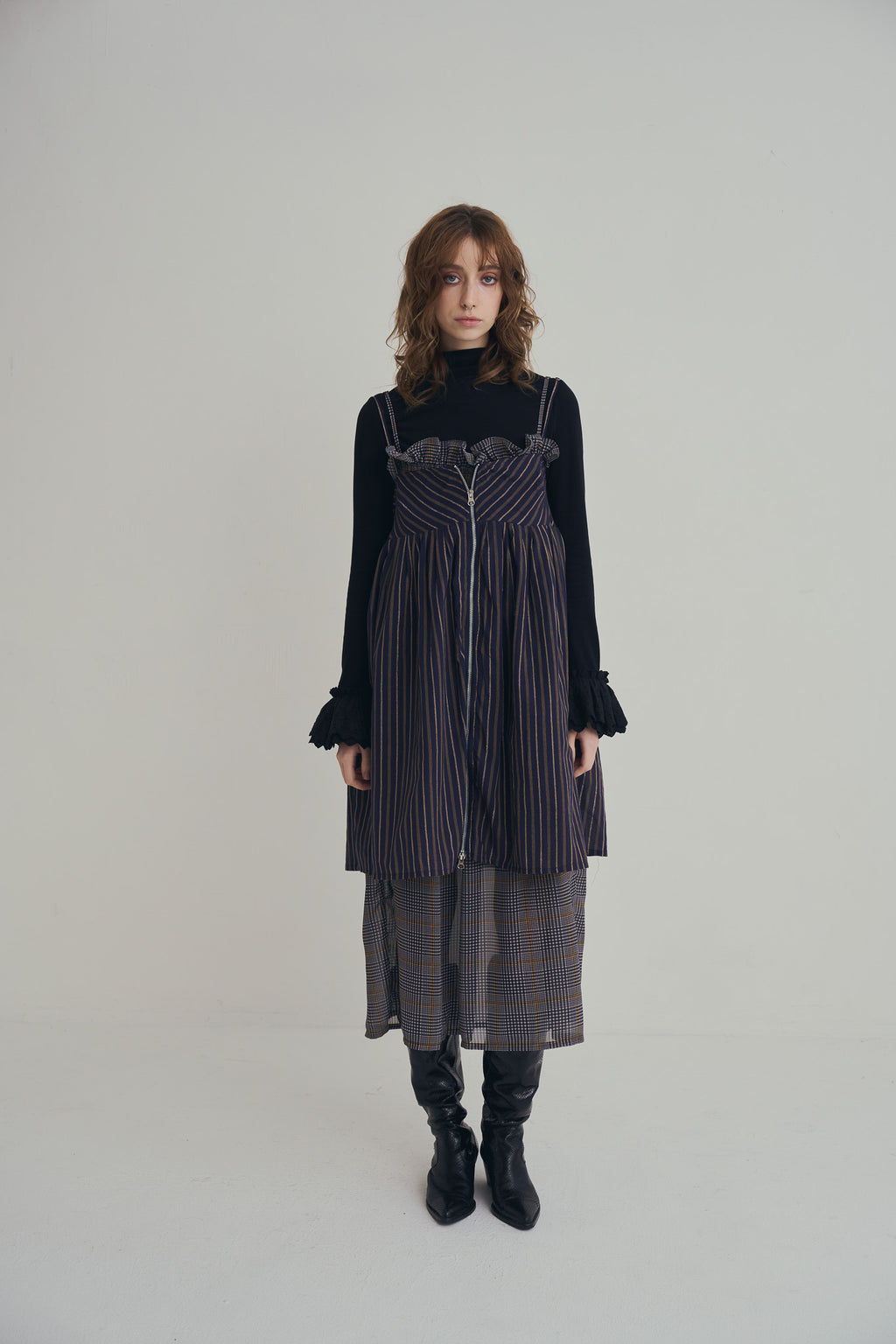 日本銀絲直條洋裝，100%日本棉搭配內裏與前胸雙拉鍊、兩側口袋的俐落條紋連身裙。