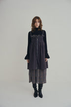 日本銀絲直條洋裝，100%日本棉搭配內裏與前胸雙拉鍊、兩側口袋的俐落條紋連身裙。