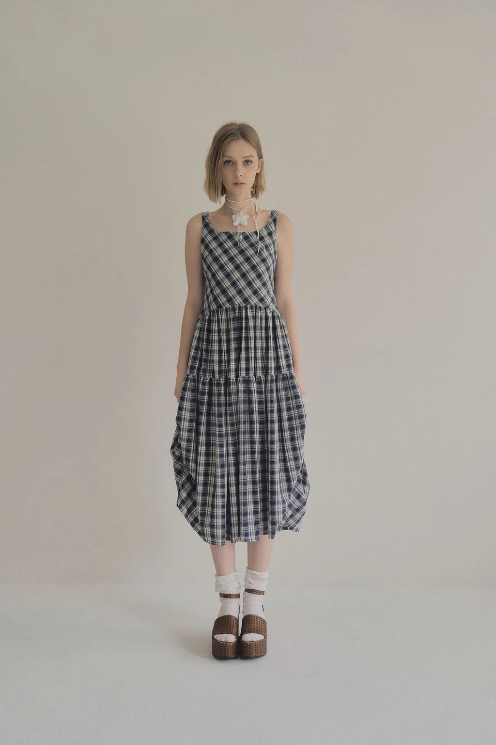 日本棉斜紋格紋洋裝，輕薄不透側拉鍊箱褶裙擺舒適優雅。