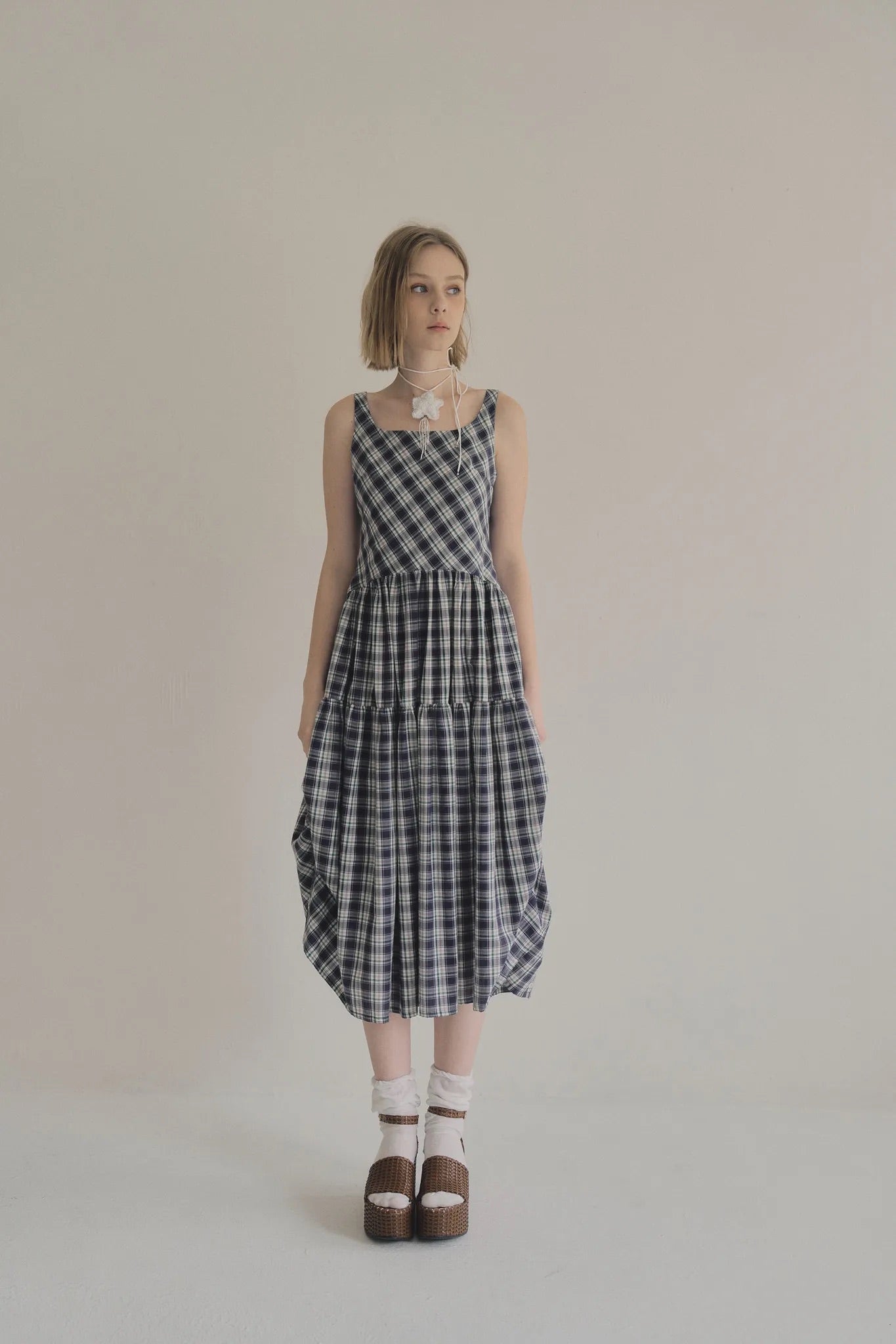 日本棉斜紋格紋洋裝，輕薄不透側拉鍊箱褶裙擺舒適優雅。