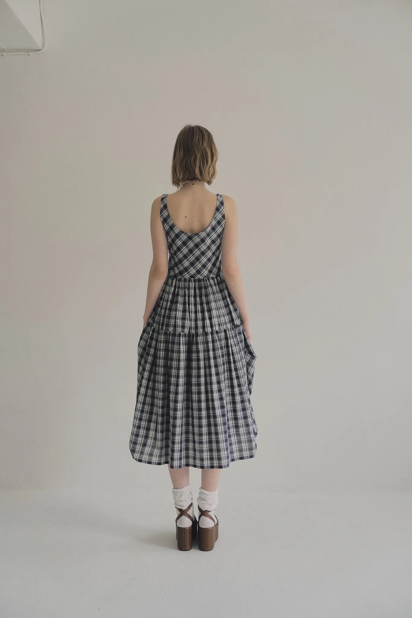 日本棉斜紋格紋洋裝，輕薄不透側拉鍊箱褶裙擺舒適優雅。