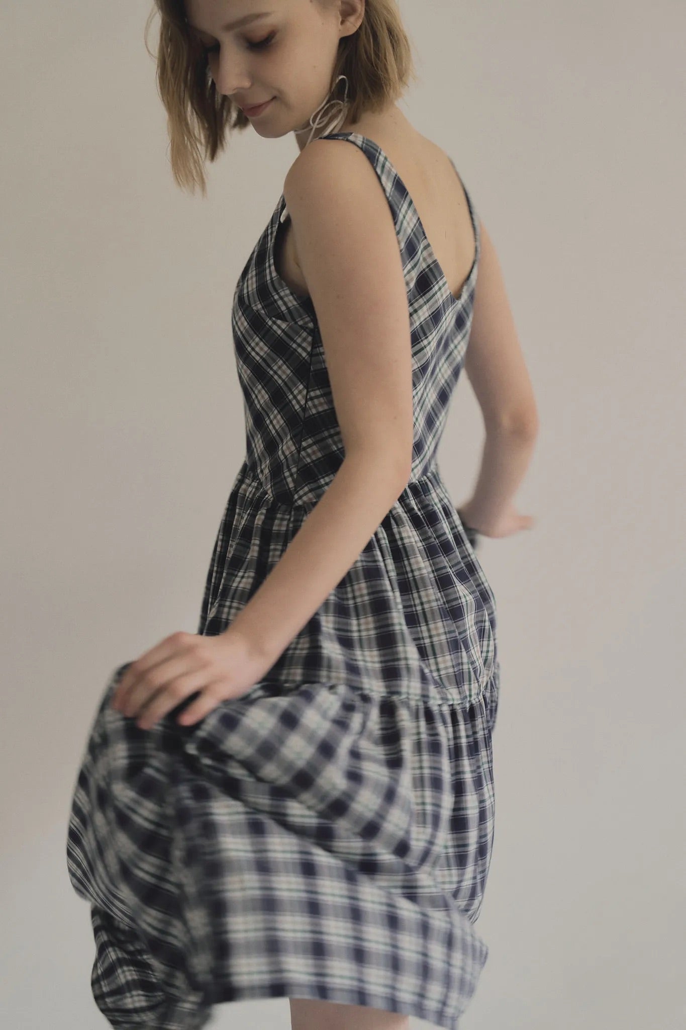 日本棉斜紋格紋洋裝，輕薄不透側拉鍊箱褶裙擺舒適優雅。