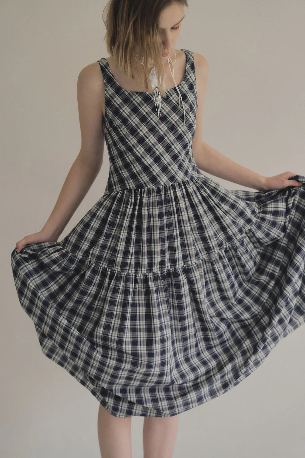 日本棉斜紋格紋洋裝，輕薄不透側拉鍊箱褶裙擺舒適優雅。