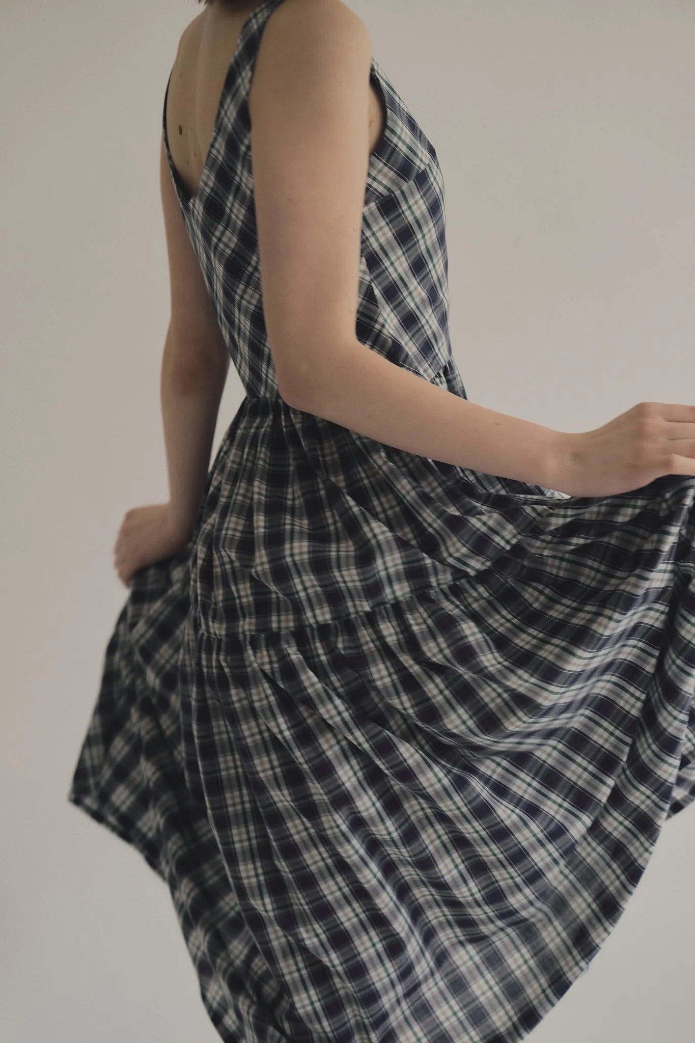 日本棉斜紋格紋洋裝，輕薄不透側拉鍊箱褶裙擺舒適優雅。