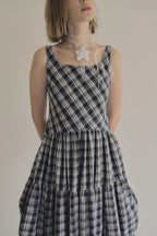 日本棉斜紋格紋洋裝，輕薄不透側拉鍊箱褶裙擺舒適優雅。