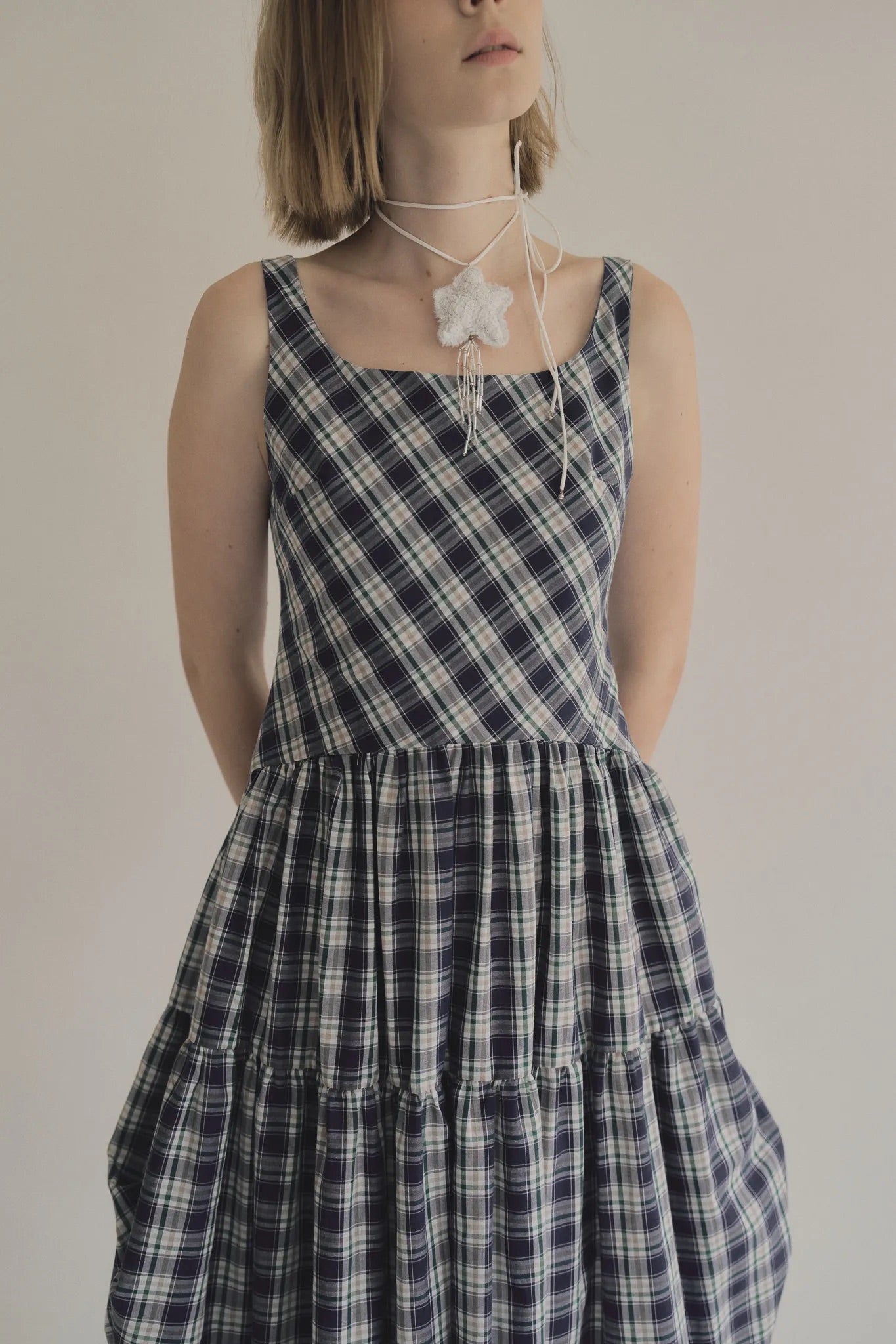 日本棉斜紋格紋洋裝，輕薄不透側拉鍊箱褶裙擺舒適優雅。