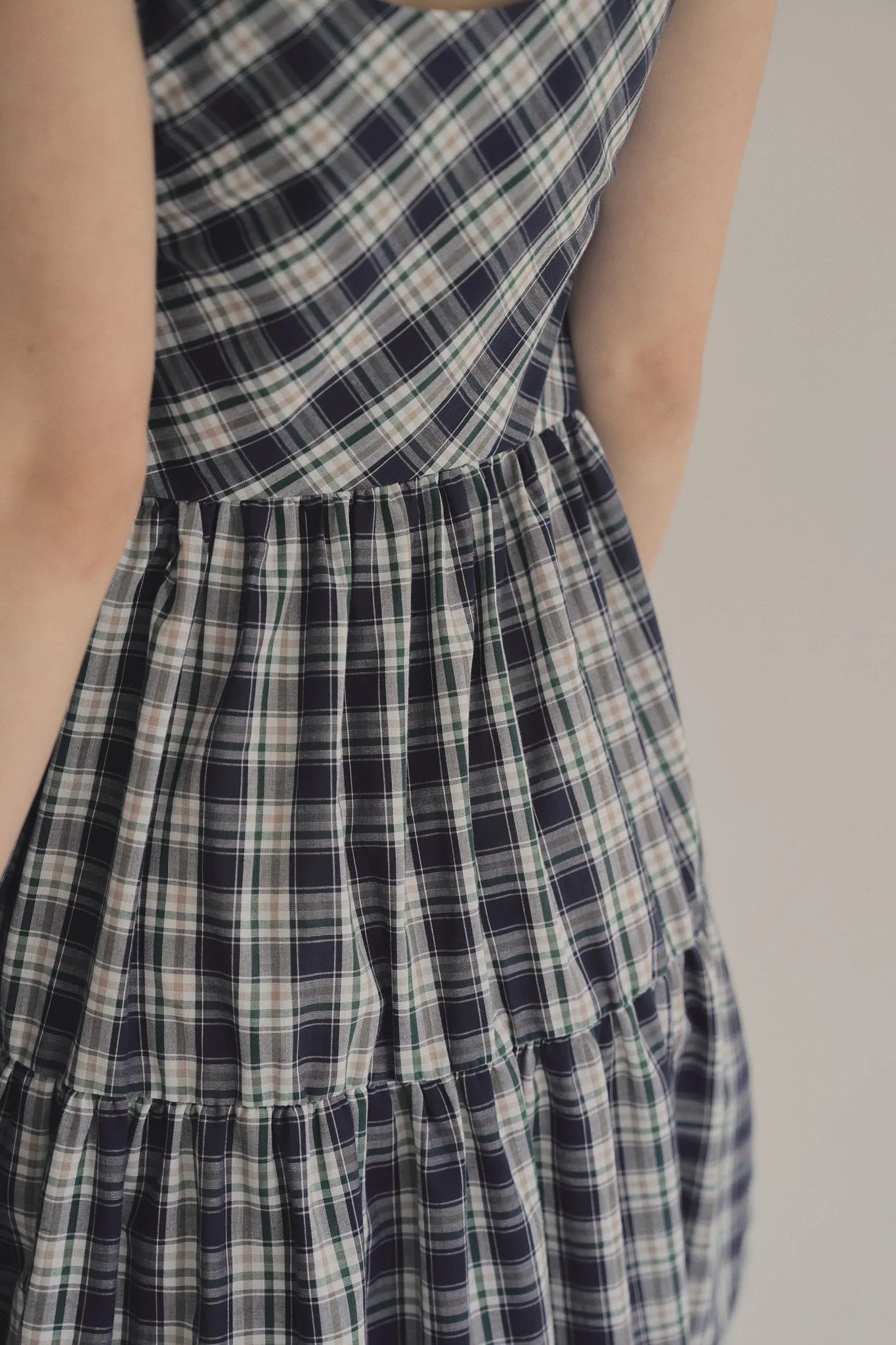 日本棉斜紋格紋洋裝，輕薄不透側拉鍊箱褶裙擺舒適優雅。