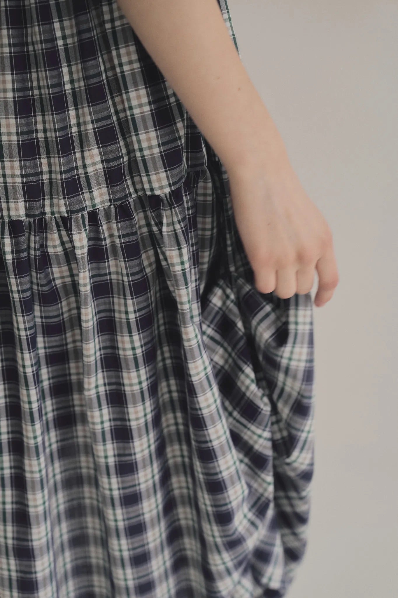 日本棉斜紋格紋洋裝，輕薄不透側拉鍊箱褶裙擺舒適優雅。