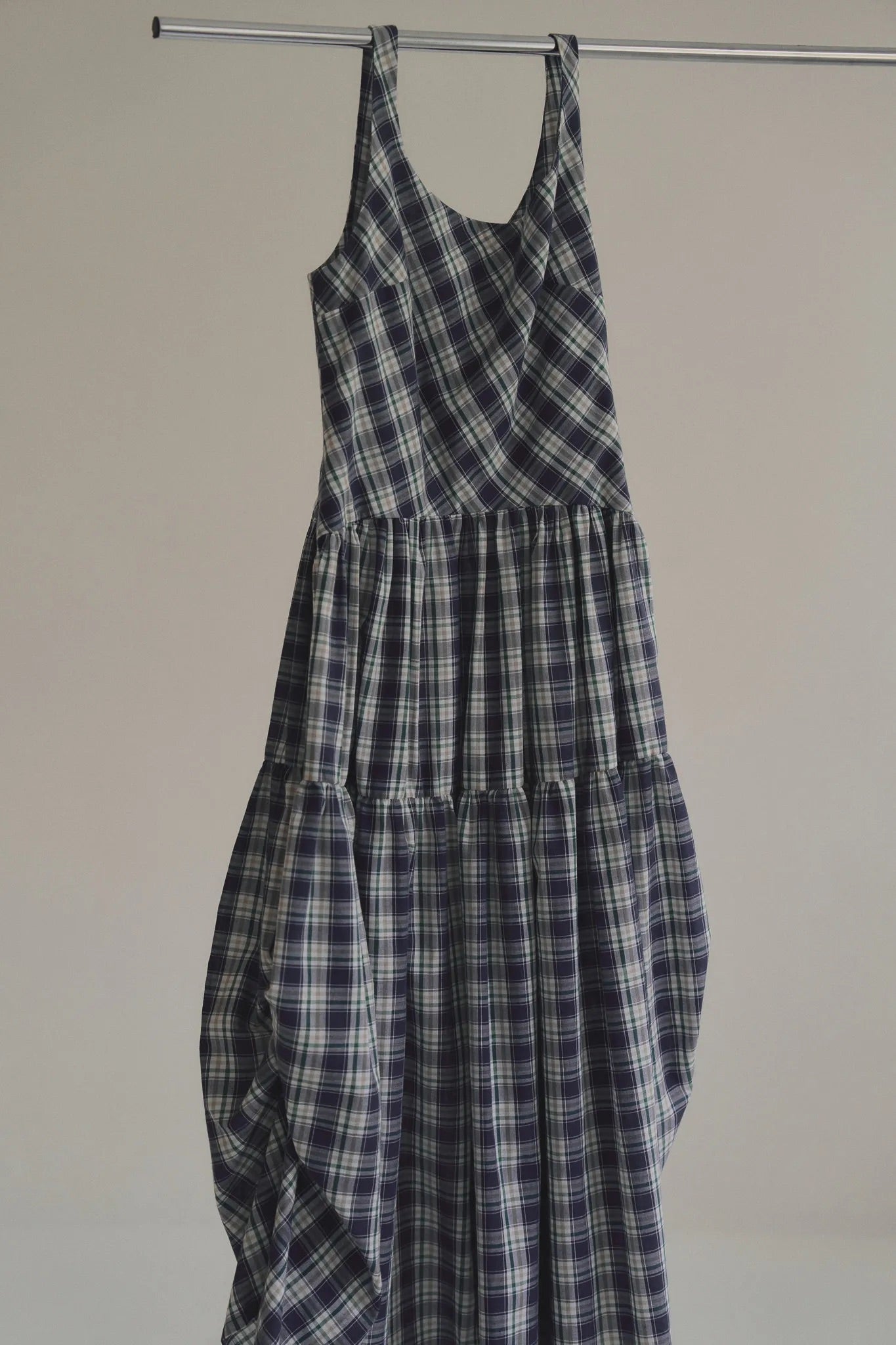 日本棉斜紋格紋洋裝，輕薄不透側拉鍊箱褶裙擺舒適優雅。