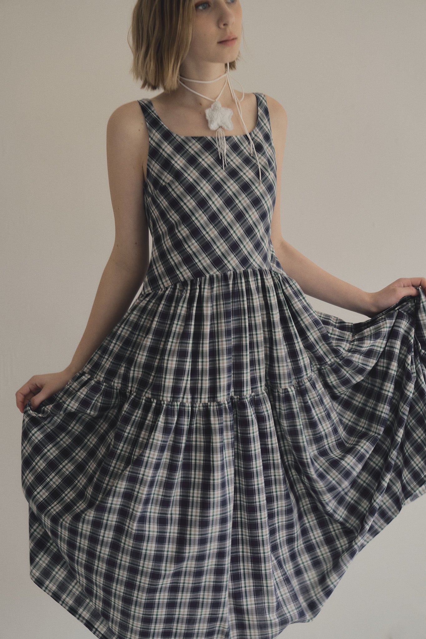 日本棉斜紋格紋洋裝，輕薄不透側拉鍊箱褶裙擺舒適優雅。