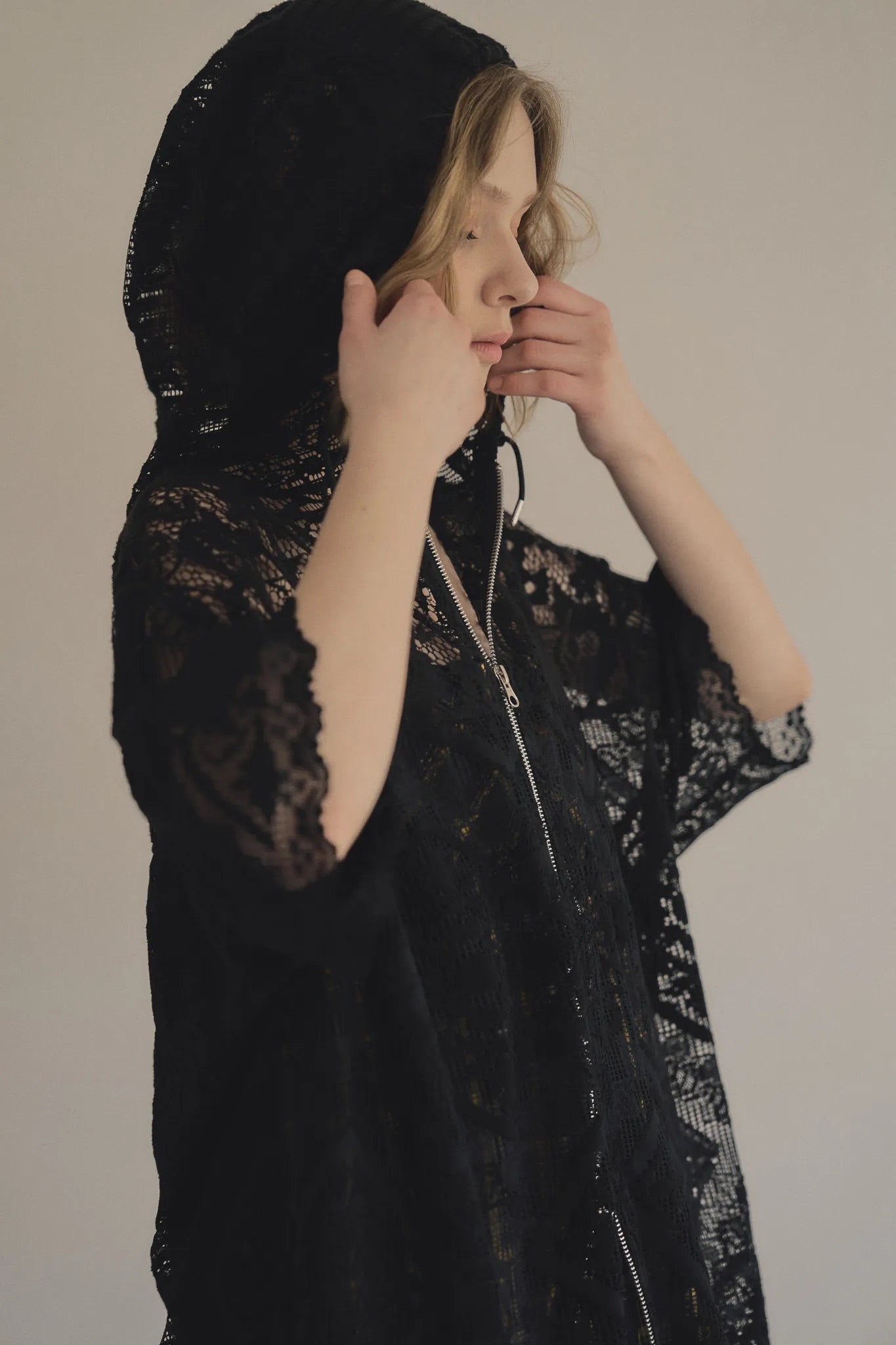 黑色日本蕾絲拼接罩衫，YKK雙頭拉鍊優雅叛逆Hoodie設計。