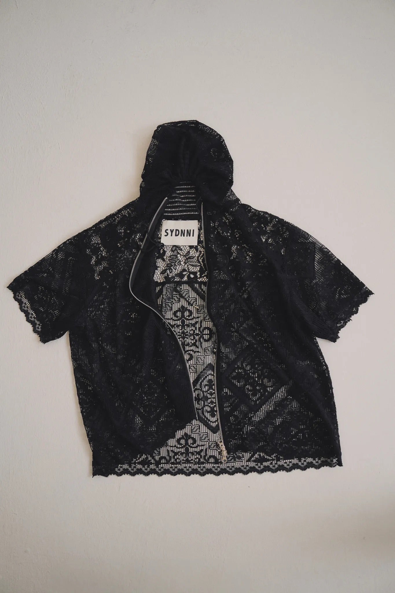 黑色日本蕾絲拼接罩衫，YKK雙頭拉鍊優雅叛逆Hoodie設計。