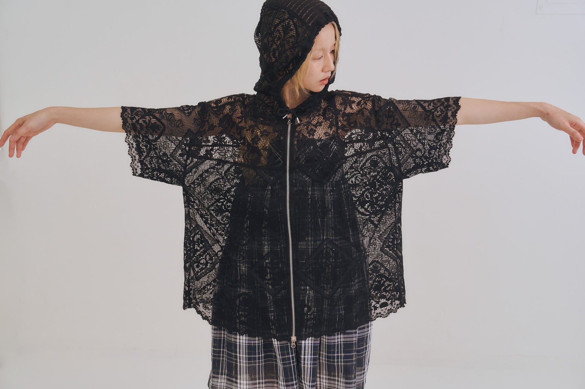 黑色日本蕾絲拼接罩衫，YKK雙頭拉鍊優雅叛逆Hoodie設計。