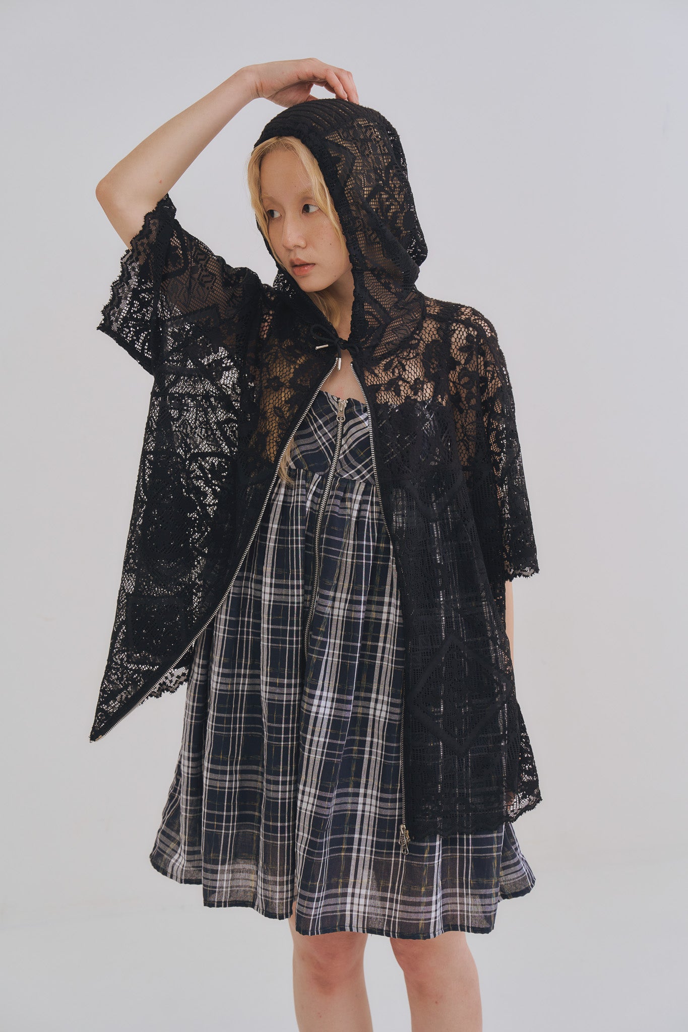 黑色日本蕾絲拼接罩衫，YKK雙頭拉鍊優雅叛逆Hoodie設計。