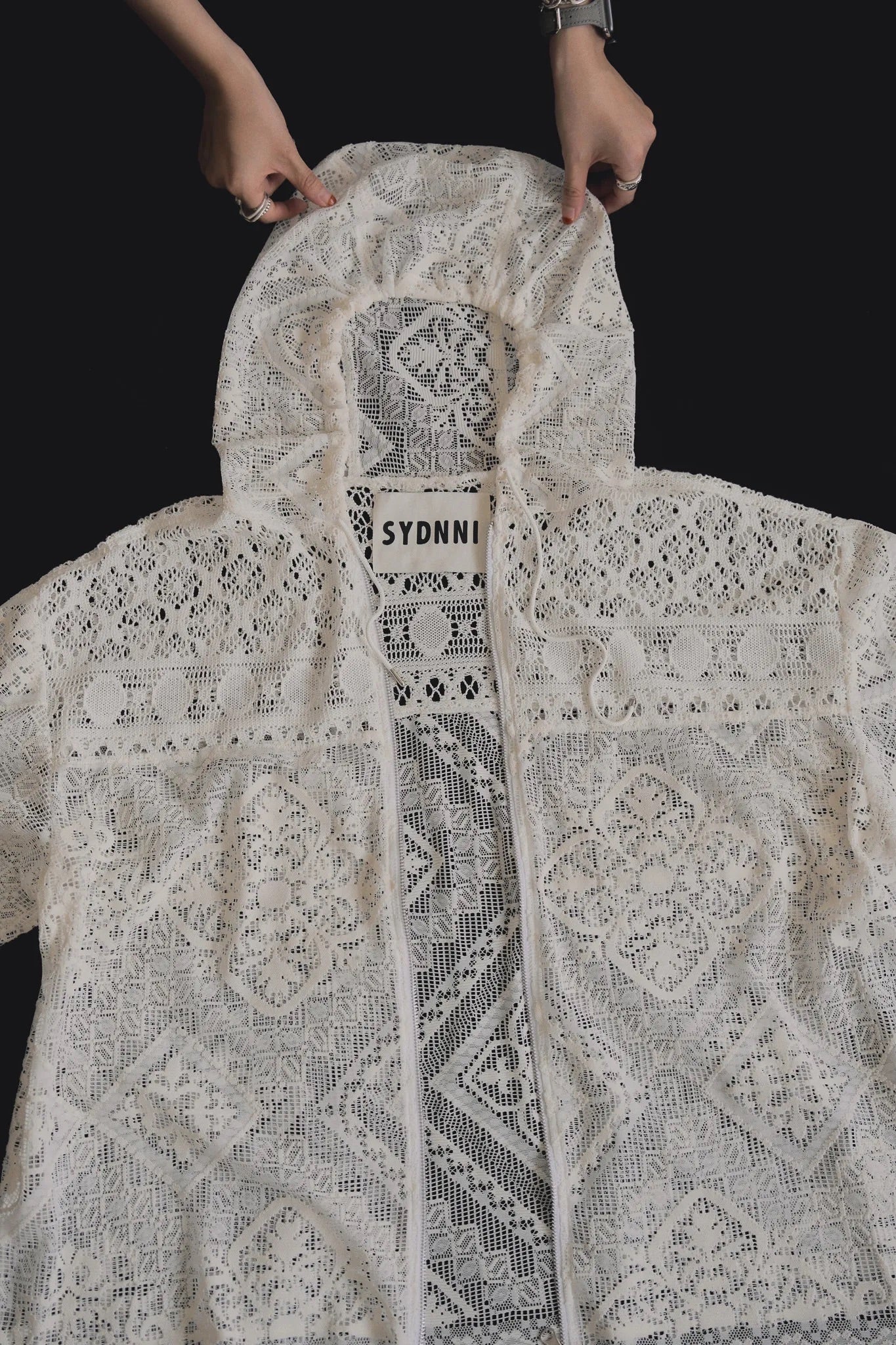 白色日本蕾絲拼接罩衫，YKK雙頭拉鍊優雅叛逆Hoodie設計。
