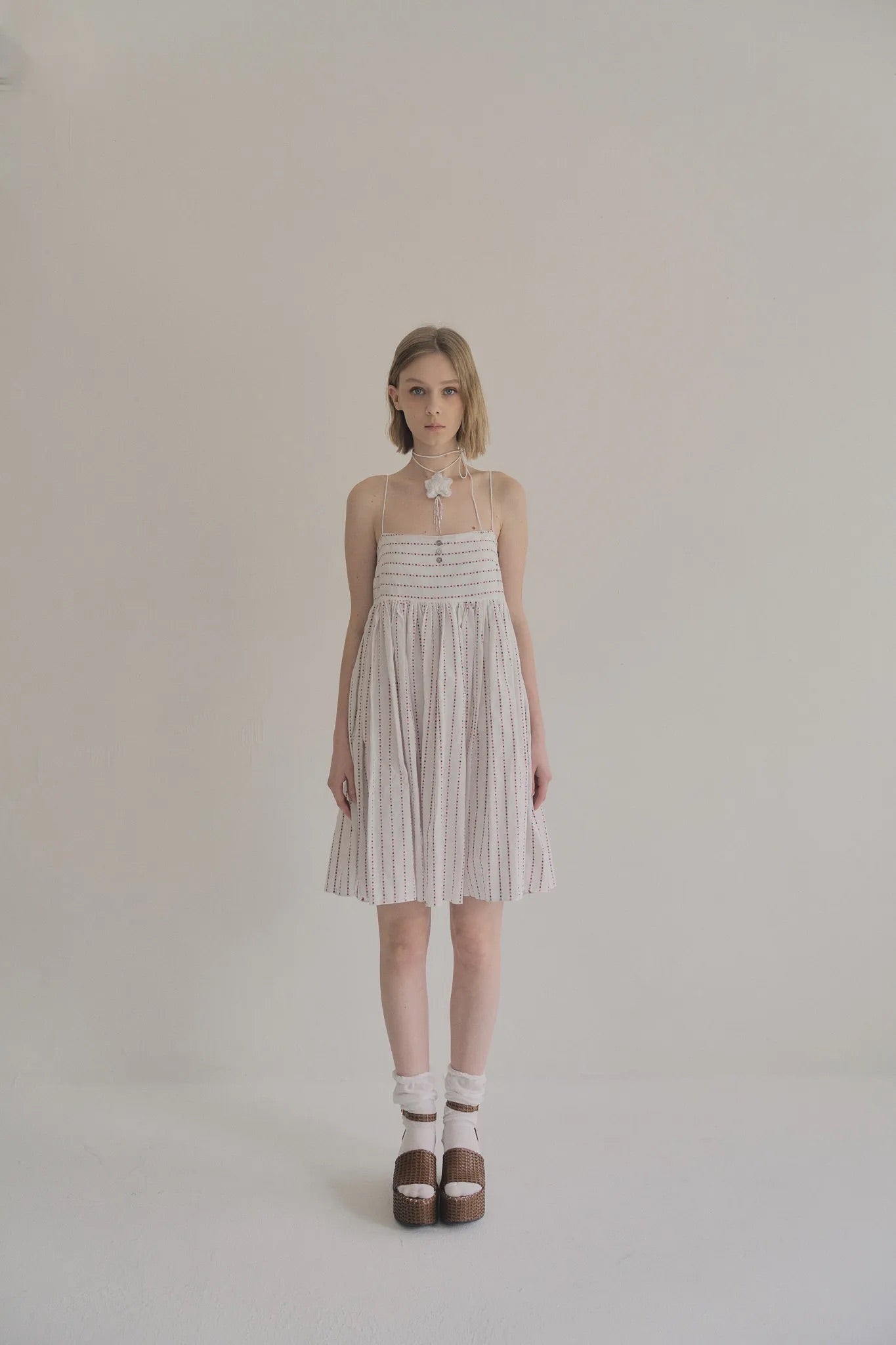 日本水玉棉細肩帶洋裝附短褲，不透膚側拉鍊輕盈優雅。