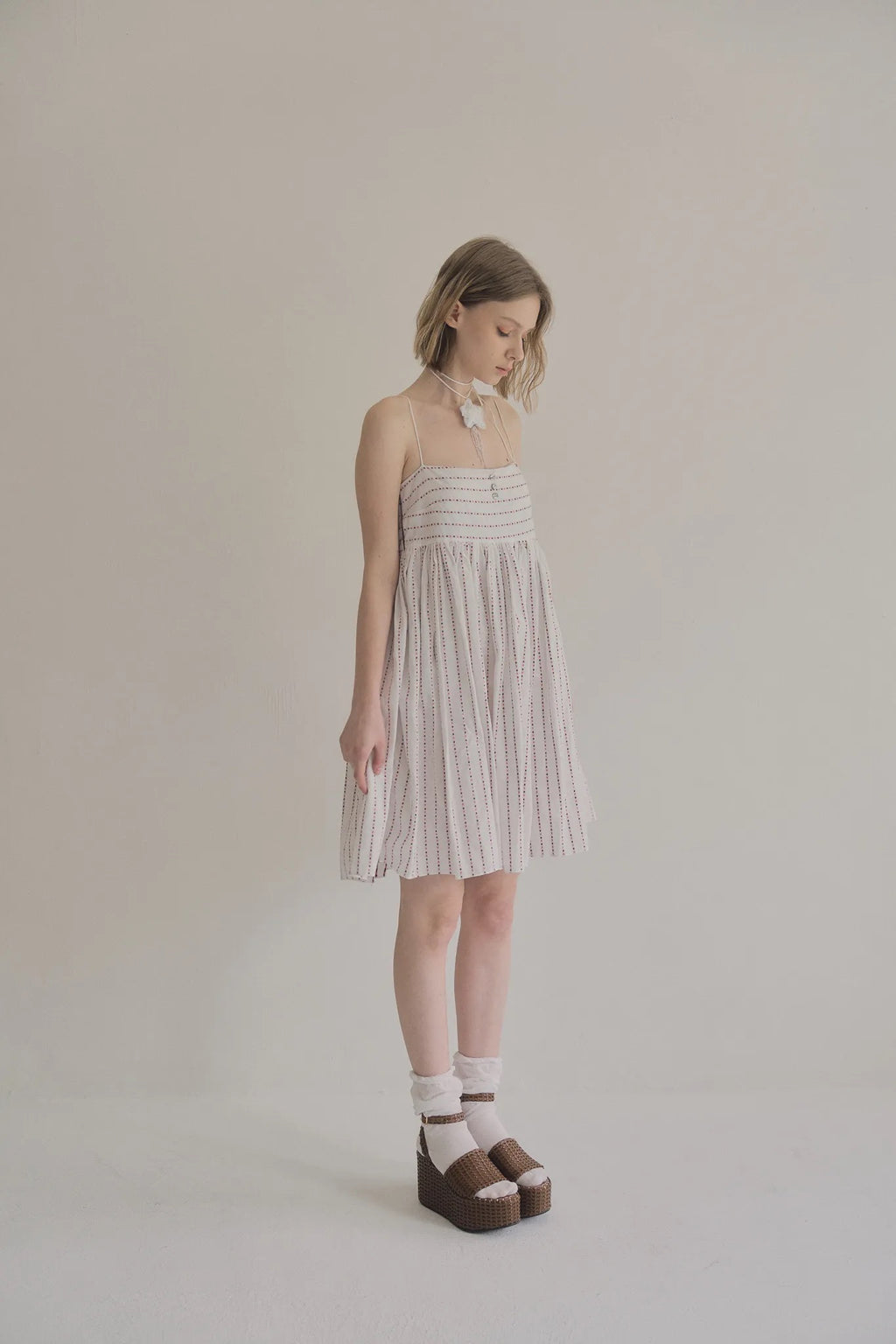 日本水玉棉細肩帶洋裝附短褲，不透膚側拉鍊輕盈優雅。