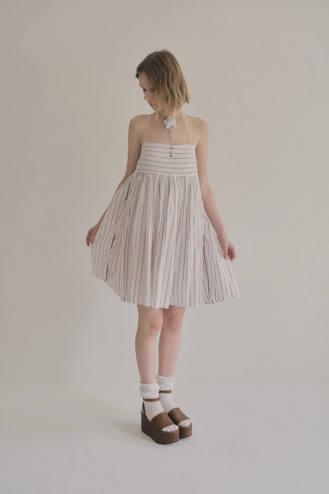 日本水玉棉細肩帶洋裝附短褲，不透膚側拉鍊輕盈優雅。