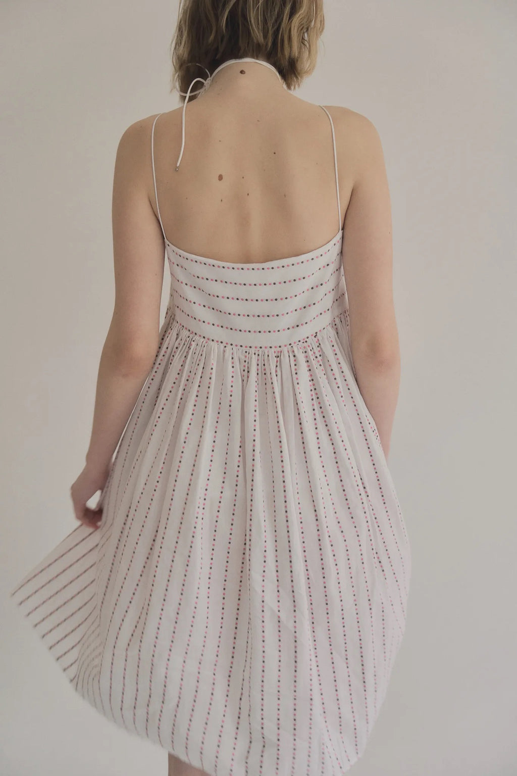 日本水玉棉細肩帶洋裝附短褲，不透膚側拉鍊輕盈優雅。