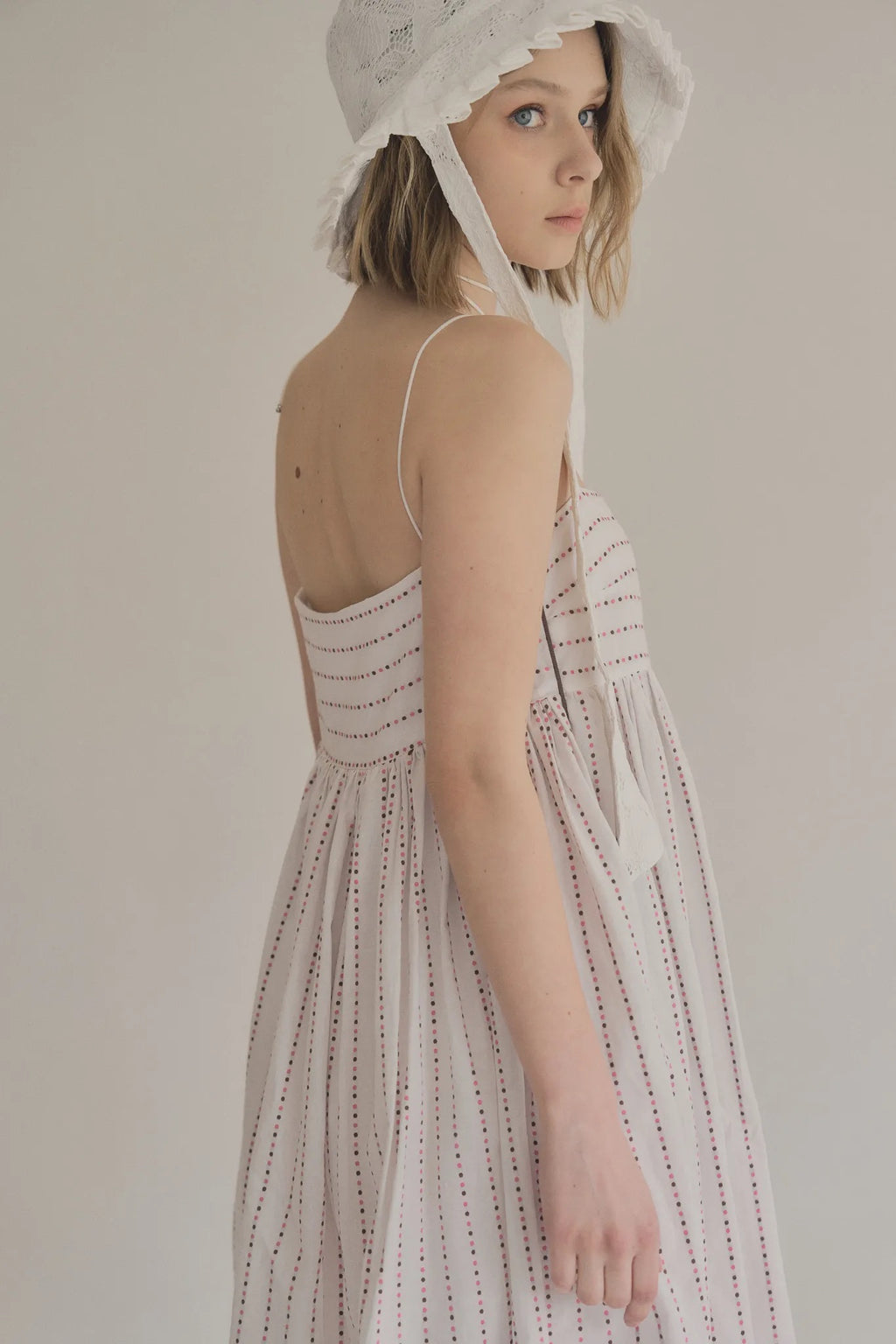 日本水玉棉細肩帶洋裝附短褲，不透膚側拉鍊輕盈優雅。