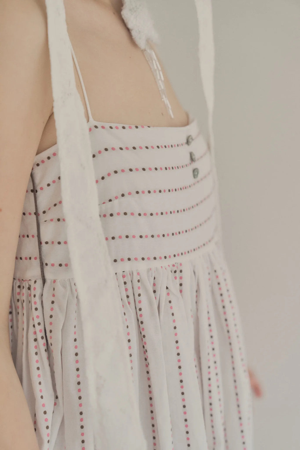 日本水玉棉細肩帶洋裝附短褲，不透膚側拉鍊輕盈優雅。