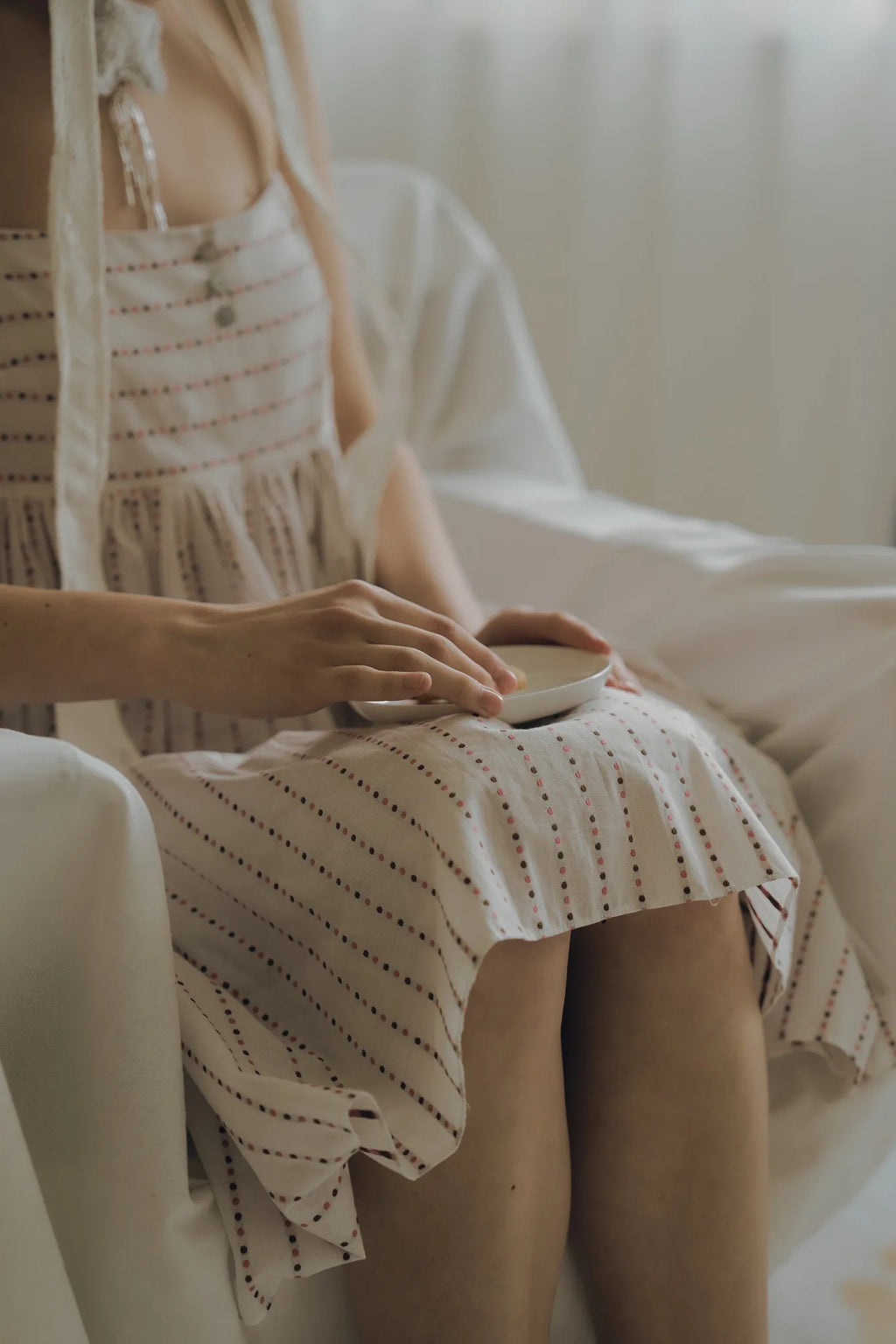 日本水玉棉細肩帶洋裝附短褲，不透膚側拉鍊輕盈優雅。