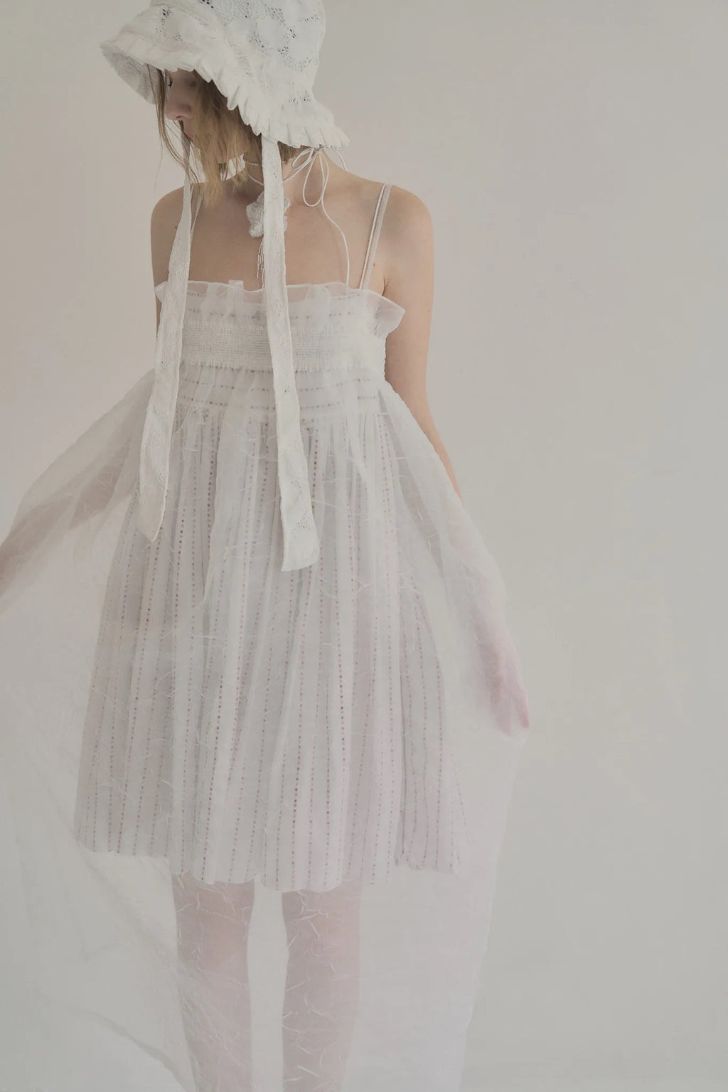 日本水玉棉細肩帶洋裝附短褲，不透膚側拉鍊輕盈優雅。