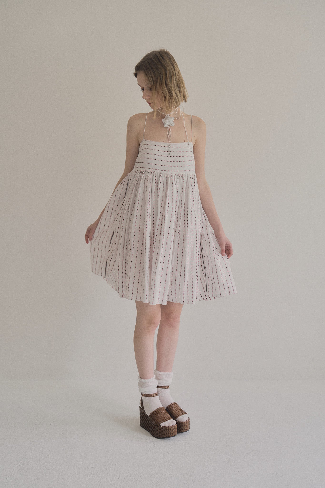 日本水玉棉細肩帶洋裝附短褲，不透膚側拉鍊輕盈優雅。