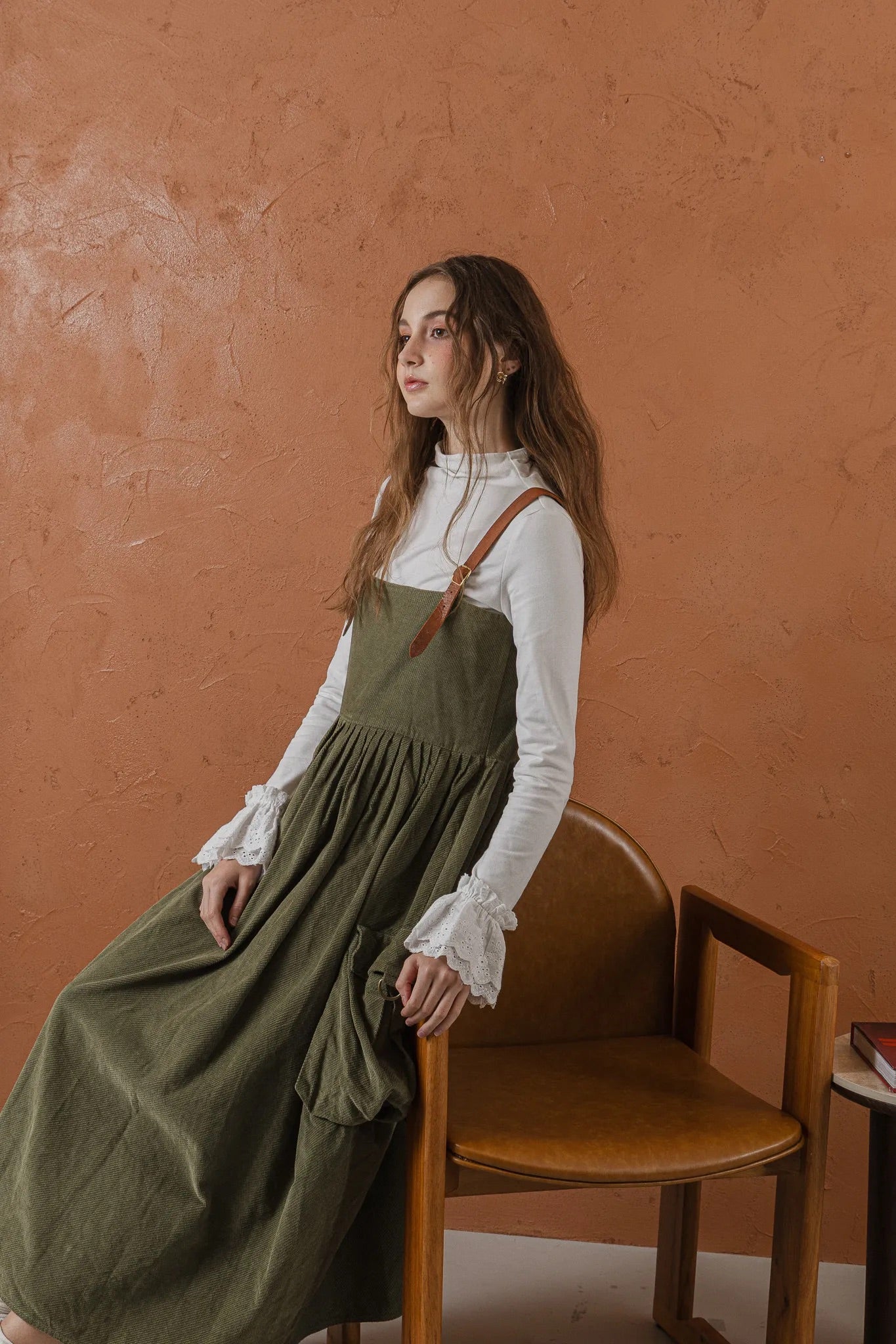 軍綠絨面口袋洋裝，日本純棉立體口袋與小羊皮肩帶高腰抽皺，展現優雅率性輪廓。