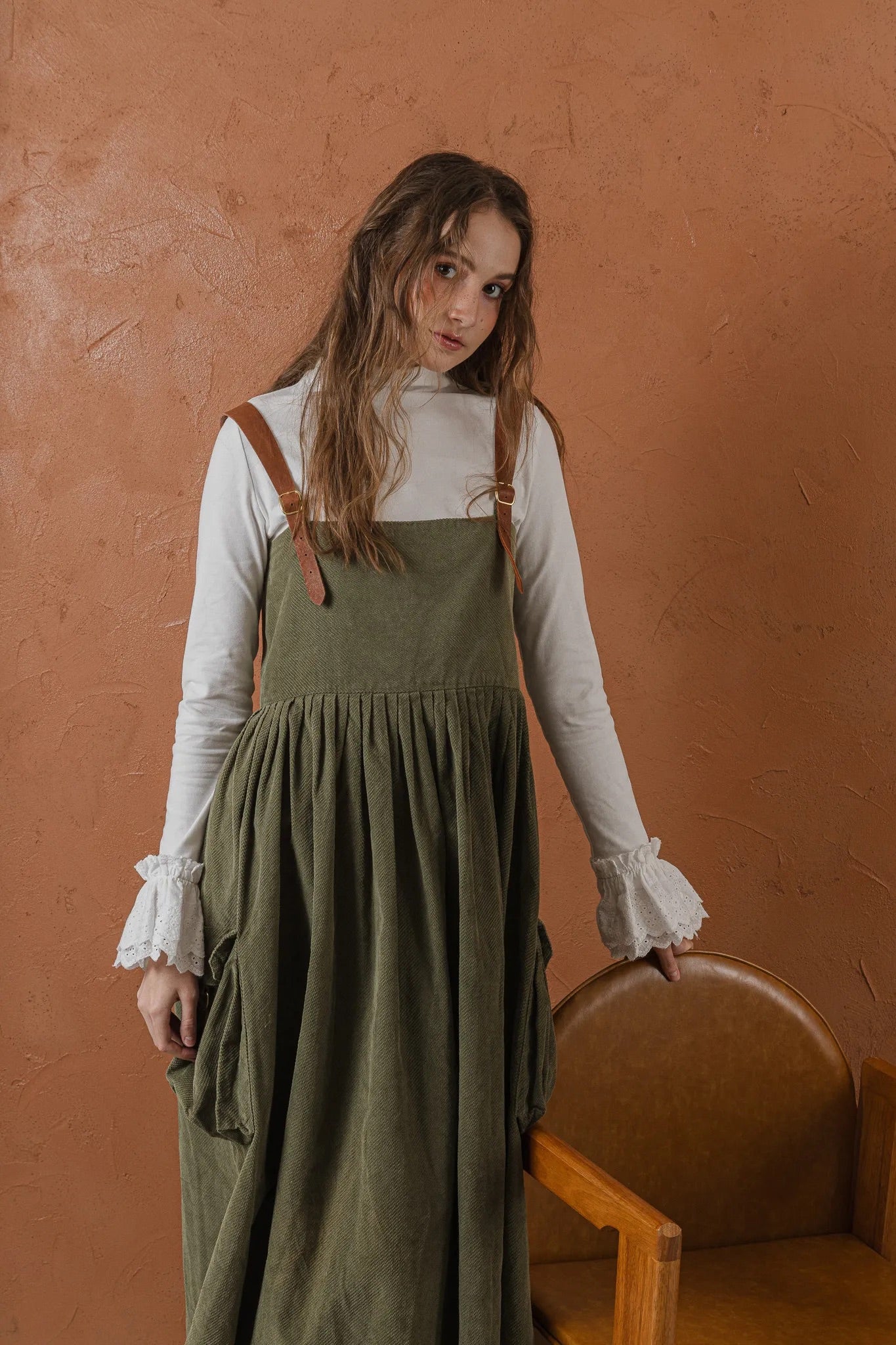 軍綠絨面口袋洋裝，日本純棉立體口袋與小羊皮肩帶高腰抽皺，展現優雅率性輪廓。