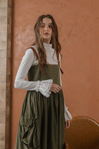 軍綠絨面口袋洋裝，日本純棉立體口袋與小羊皮肩帶高腰抽皺，展現優雅率性輪廓。