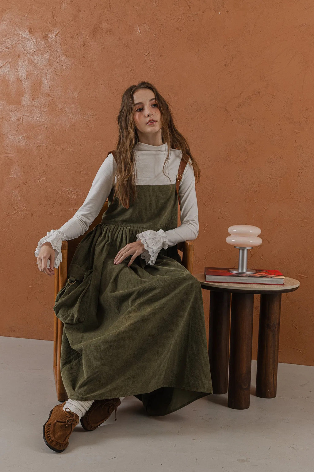 軍綠絨面口袋洋裝，日本純棉立體口袋與小羊皮肩帶高腰抽皺，展現優雅率性輪廓。