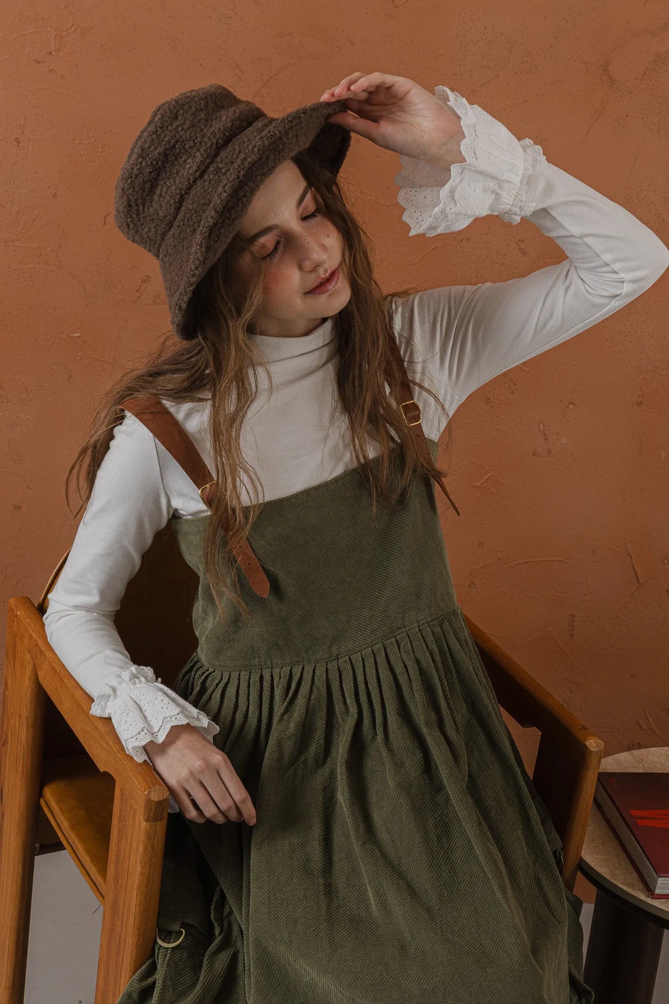 軍綠絨面口袋洋裝，日本純棉立體口袋與小羊皮肩帶高腰抽皺，展現優雅率性輪廓。