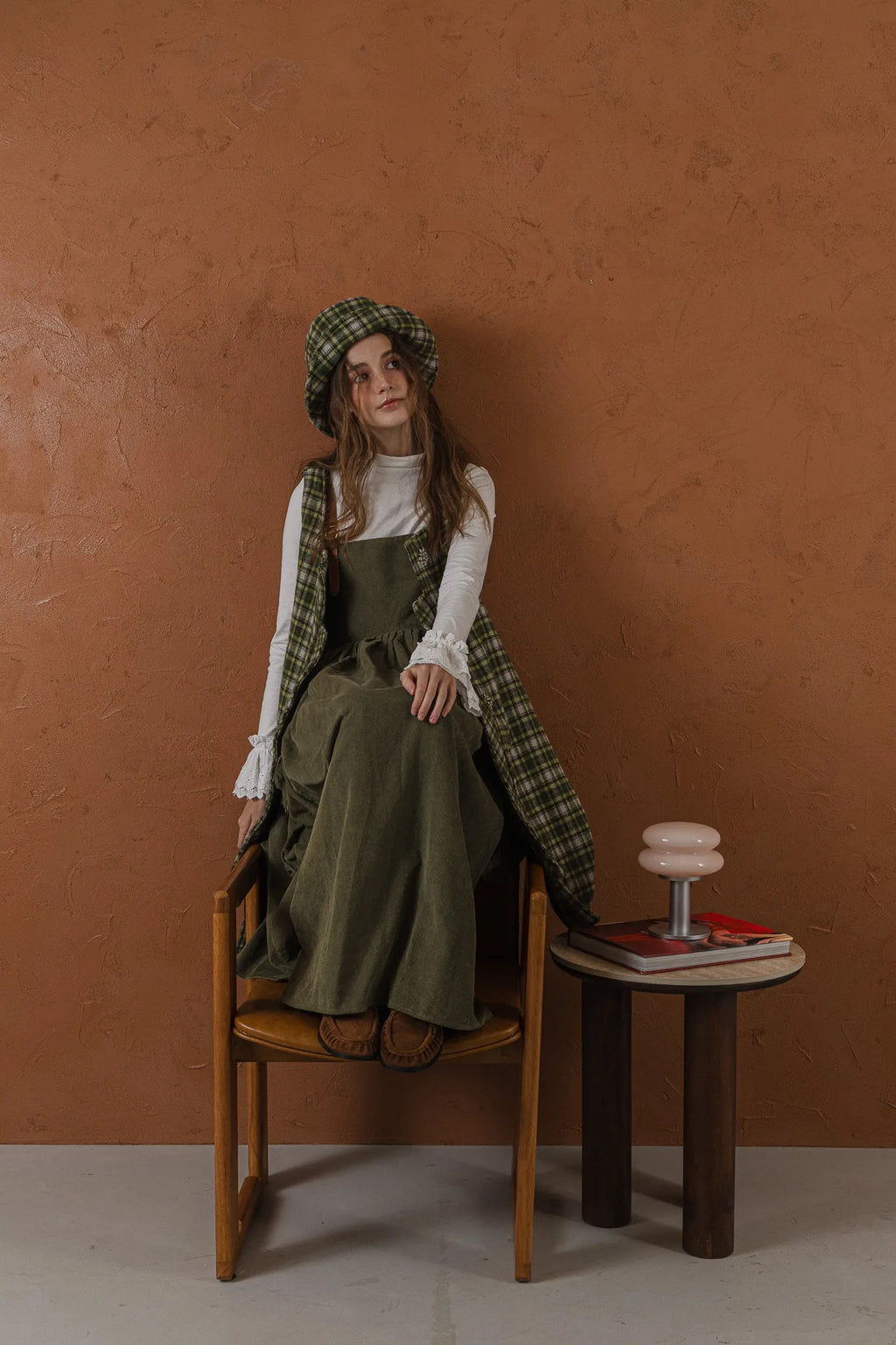 軍綠絨面口袋洋裝，日本純棉立體口袋與小羊皮肩帶高腰抽皺，展現優雅率性輪廓。