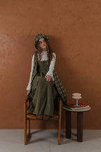 軍綠絨面口袋洋裝，日本純棉立體口袋與小羊皮肩帶高腰抽皺，展現優雅率性輪廓。