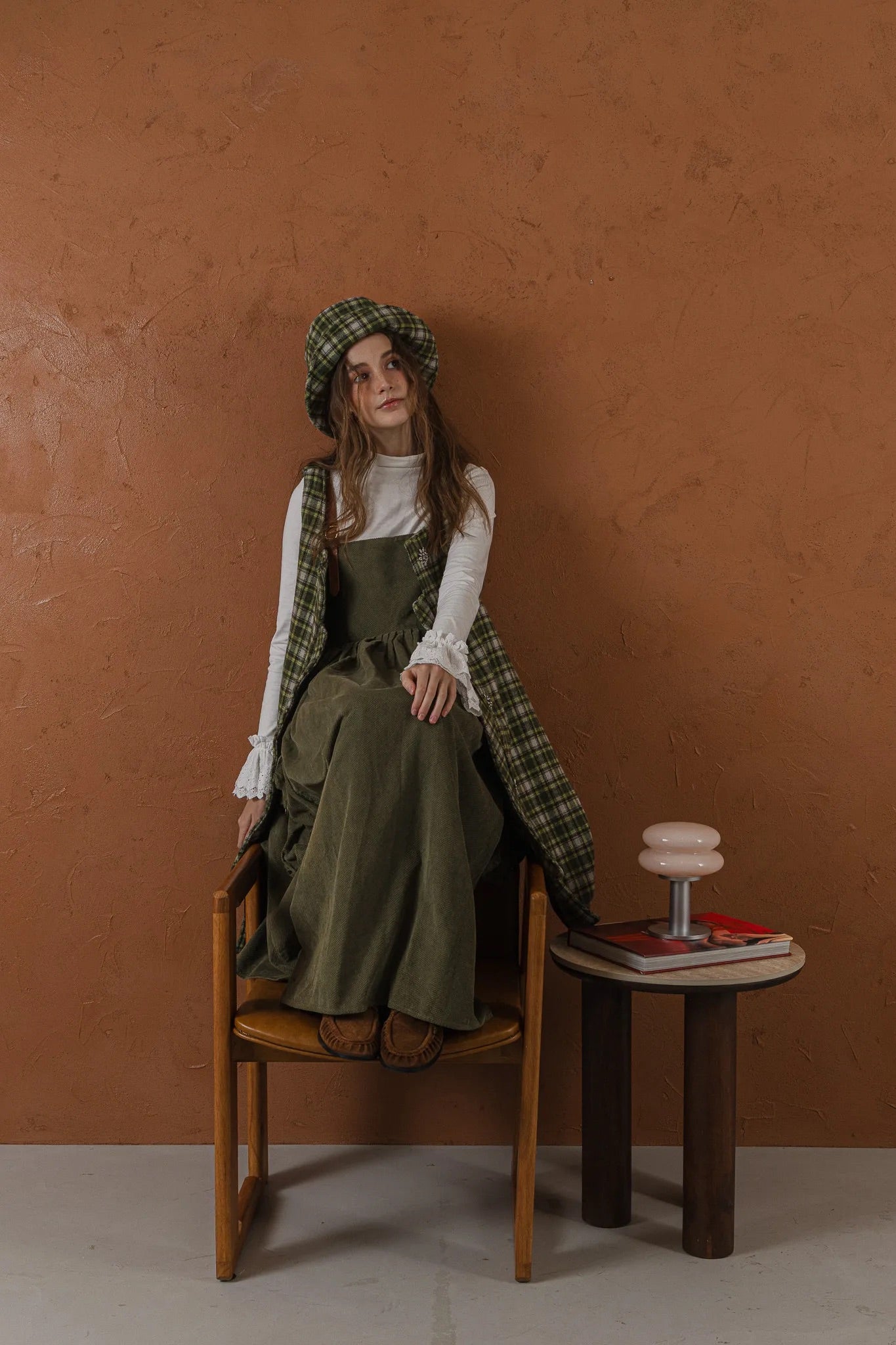 軍綠絨面口袋洋裝，日本純棉立體口袋與小羊皮肩帶高腰抽皺，展現優雅率性輪廓。