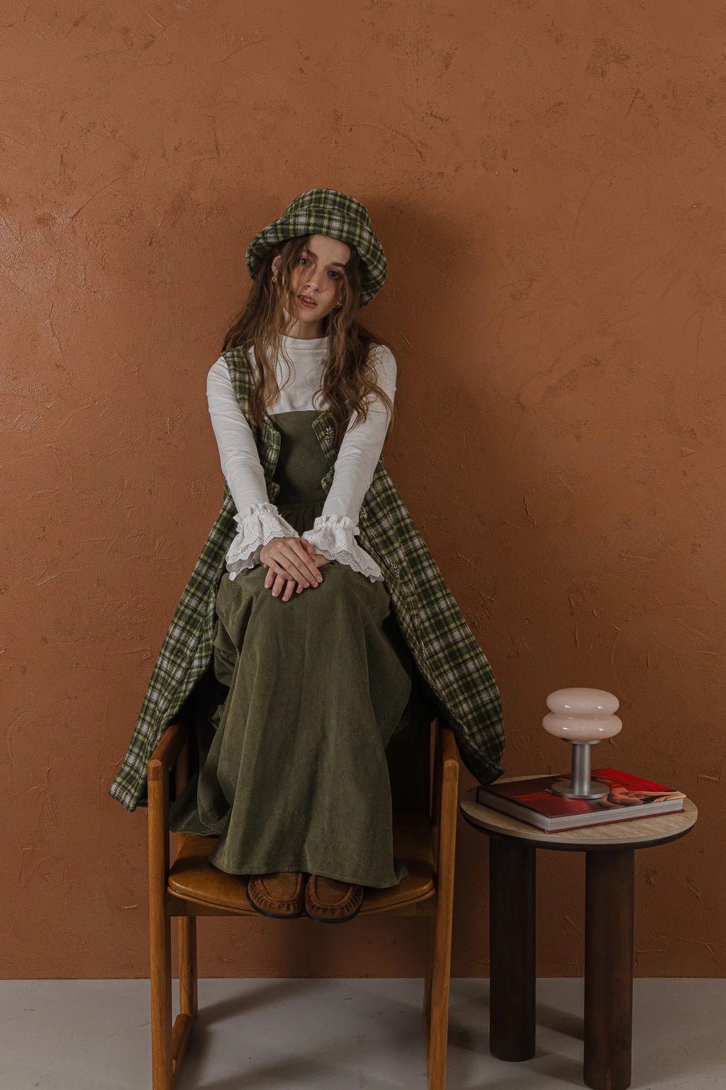 軍綠絨面口袋洋裝，日本純棉立體口袋與小羊皮肩帶高腰抽皺，展現優雅率性輪廓。