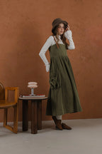 軍綠絨面口袋洋裝，日本純棉立體口袋與小羊皮肩帶高腰抽皺，展現優雅率性輪廓。