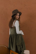 軍綠絨面口袋洋裝，日本純棉立體口袋與小羊皮肩帶高腰抽皺，展現優雅率性輪廓。