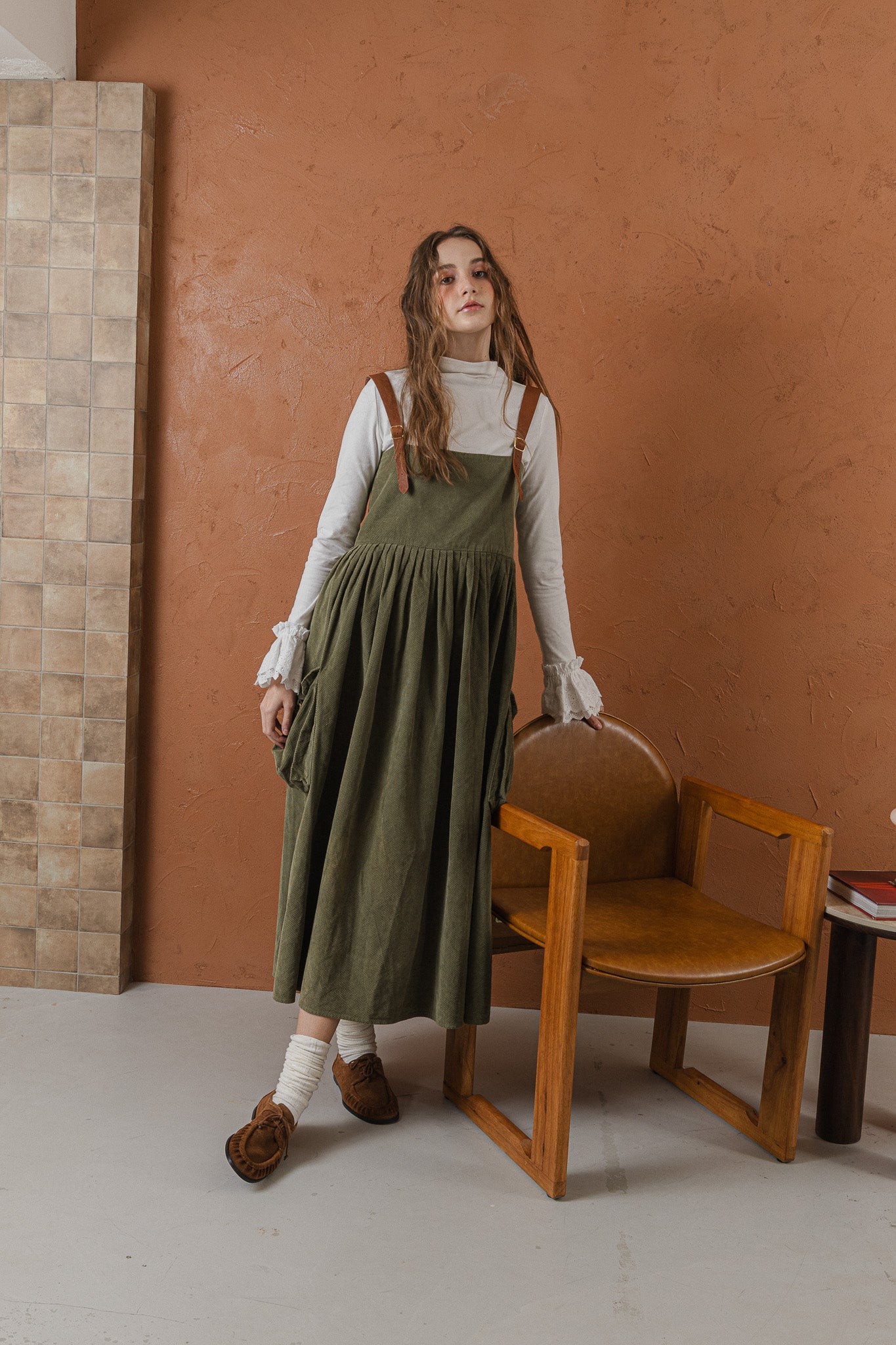 軍綠絨面口袋洋裝，日本純棉立體口袋與小羊皮肩帶高腰抽皺，展現優雅率性輪廓。