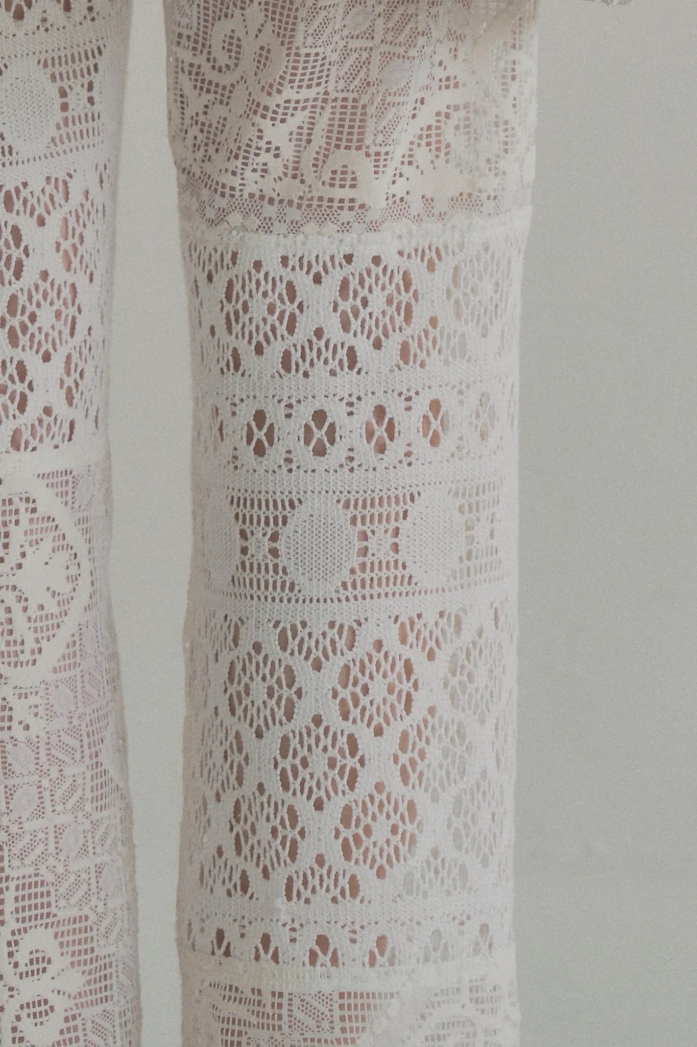 白色蕾絲拼接長褲，日本兩款蕾絲17片手工拼接修長內襯，優雅日常比例。