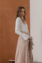 模特兒穿著清晨白蕾絲裝飾袖上衣，毛感面料質地柔軟舒適，袖口蕾絲細節為日常造型增添優雅儀式感。