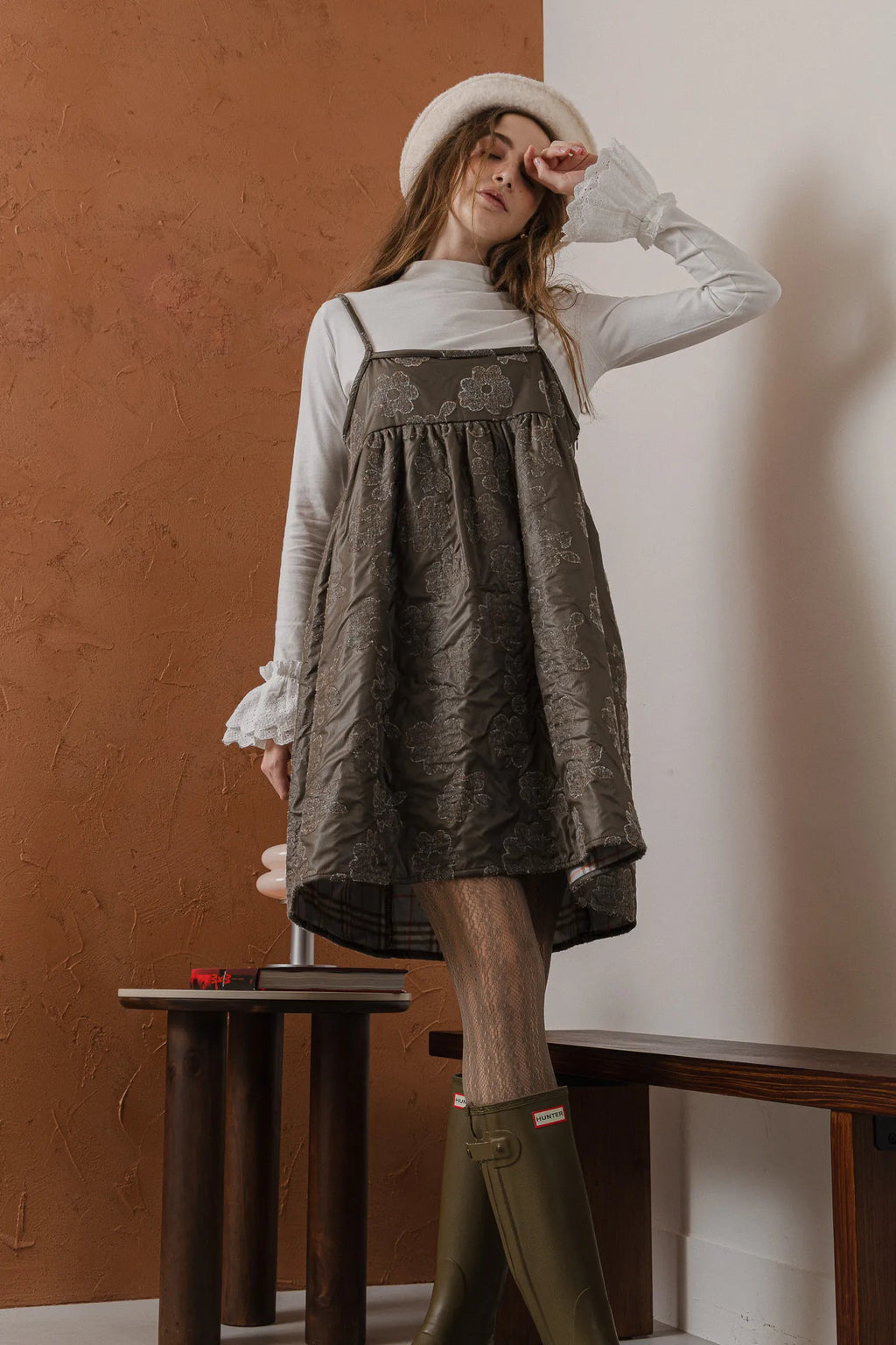 模特兒穿著清晨白蕾絲裝飾袖上衣，毛感面料質地柔軟舒適，袖口蕾絲細節為日常造型增添優雅儀式感。