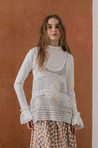 模特兒穿著清晨白蕾絲裝飾袖上衣，毛感面料質地柔軟舒適，袖口蕾絲細節為日常造型增添優雅儀式感。