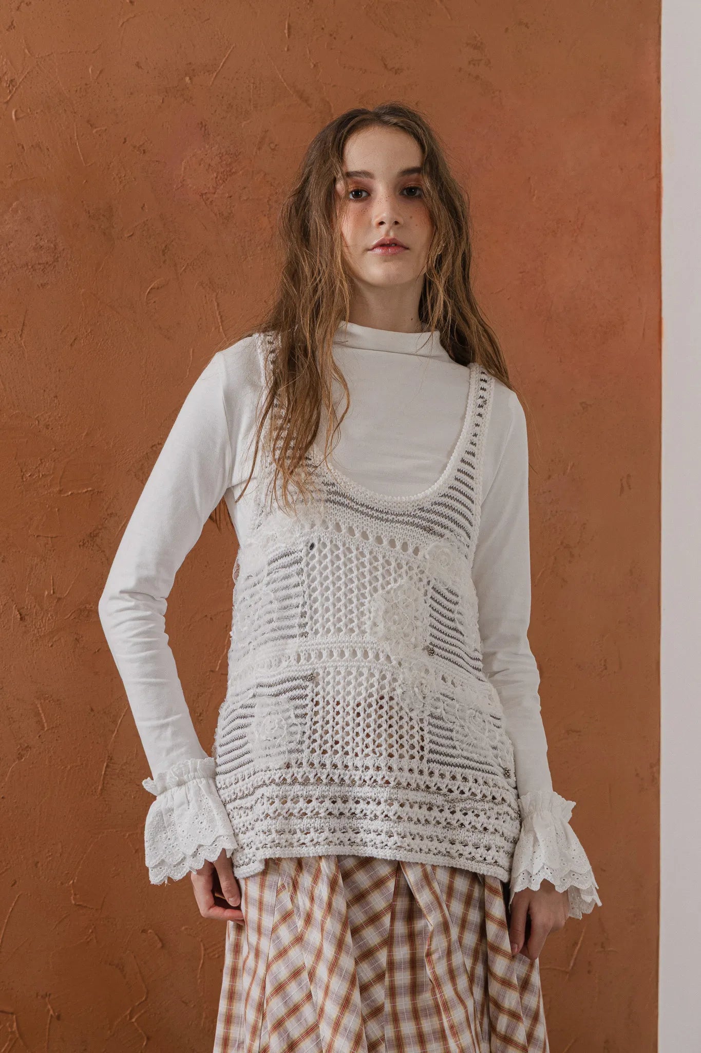 模特兒穿著清晨白蕾絲裝飾袖上衣，毛感面料質地柔軟舒適，袖口蕾絲細節為日常造型增添優雅儀式感。