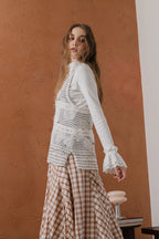 模特兒穿著清晨白蕾絲裝飾袖上衣，毛感面料質地柔軟舒適，袖口蕾絲細節為日常造型增添優雅儀式感。