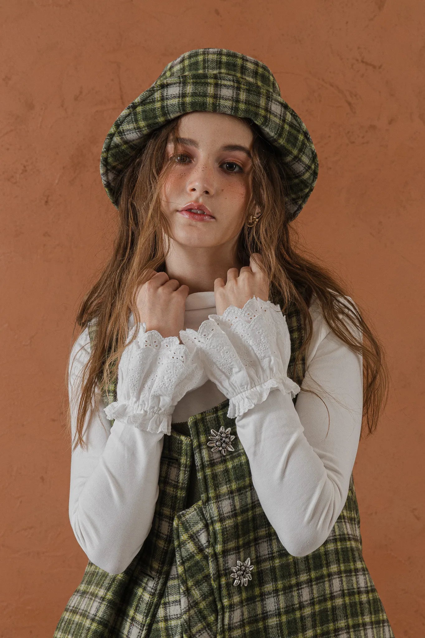 模特兒穿著清晨白蕾絲裝飾袖上衣，毛感面料質地柔軟舒適，袖口蕾絲細節為日常造型增添優雅儀式感。