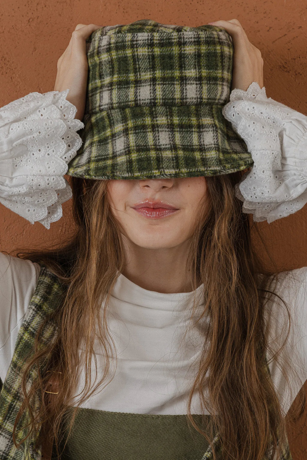 模特兒穿著清晨白蕾絲裝飾袖上衣，毛感面料質地柔軟舒適，袖口蕾絲細節為日常造型增添優雅儀式感。