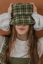 模特兒穿著清晨白蕾絲裝飾袖上衣，毛感面料質地柔軟舒適，袖口蕾絲細節為日常造型增添優雅儀式感。