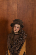 模特兒穿著拼接上衣Puff荷葉款，衣服為橘色與棕色拼接、華麗造型，呈現溫暖且有設計感的穿搭風格。